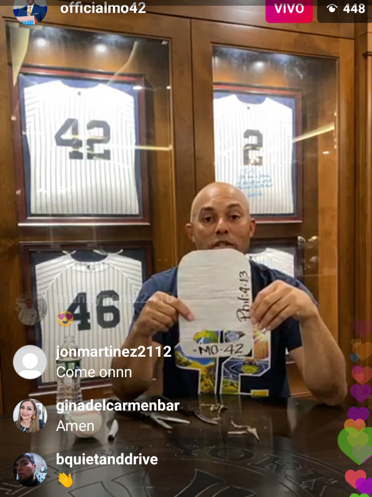 Mariano Rivera se estrenó en Instagram Live haciendo un guante de cartón