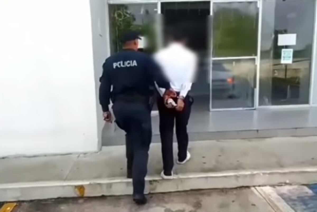 Intentan secuestrar a una estudiante frente al Pío Pío de San Pedro. La Policía los captura. Video