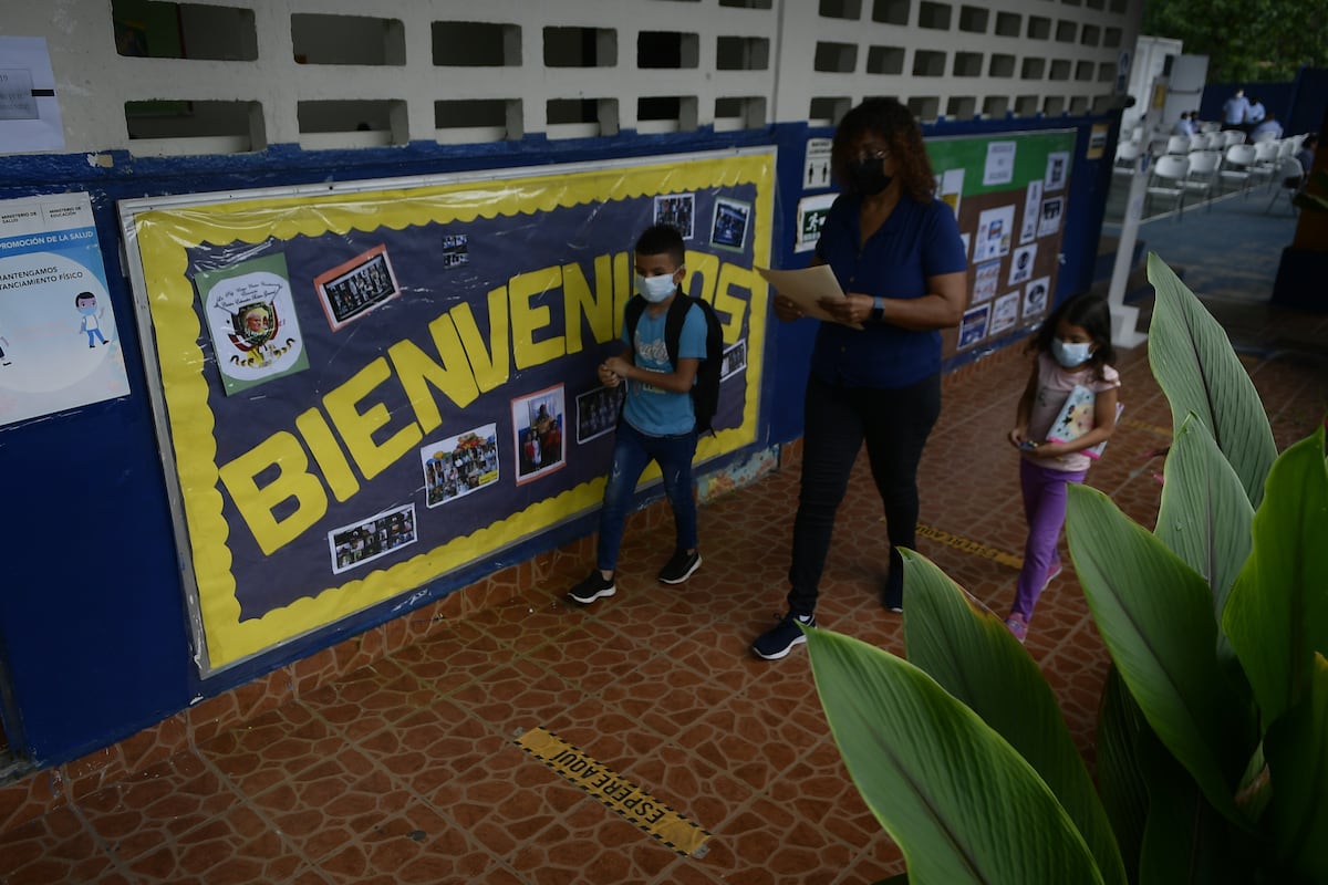 Maestros y alumnos de la escuela San Juan Pablo II en Gonzalillo, celebran el regreso a clases