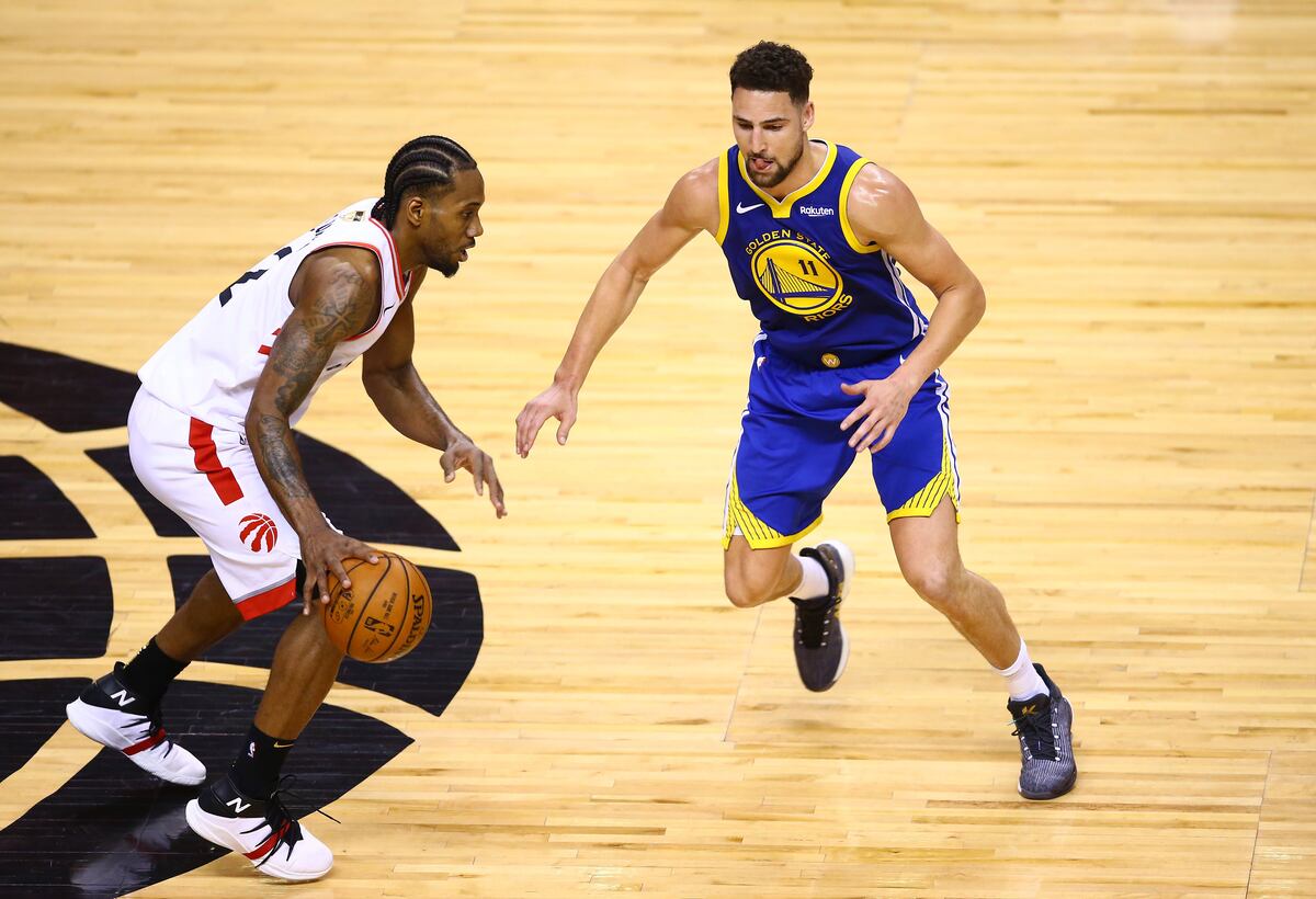 Warriors vencen 106-105 a los Raptors y siguen con vida en la final de la NBA