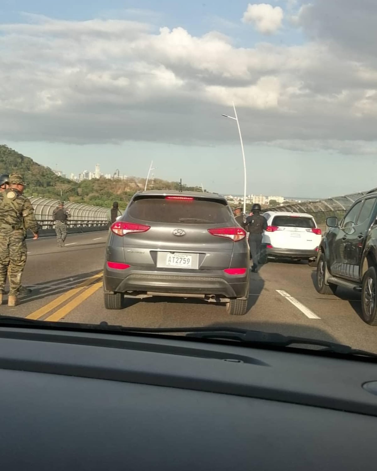 Acción policial en la Vía Puente de las Américas, capturan a presuntos escoltas de Cholo Chorrillo. Video