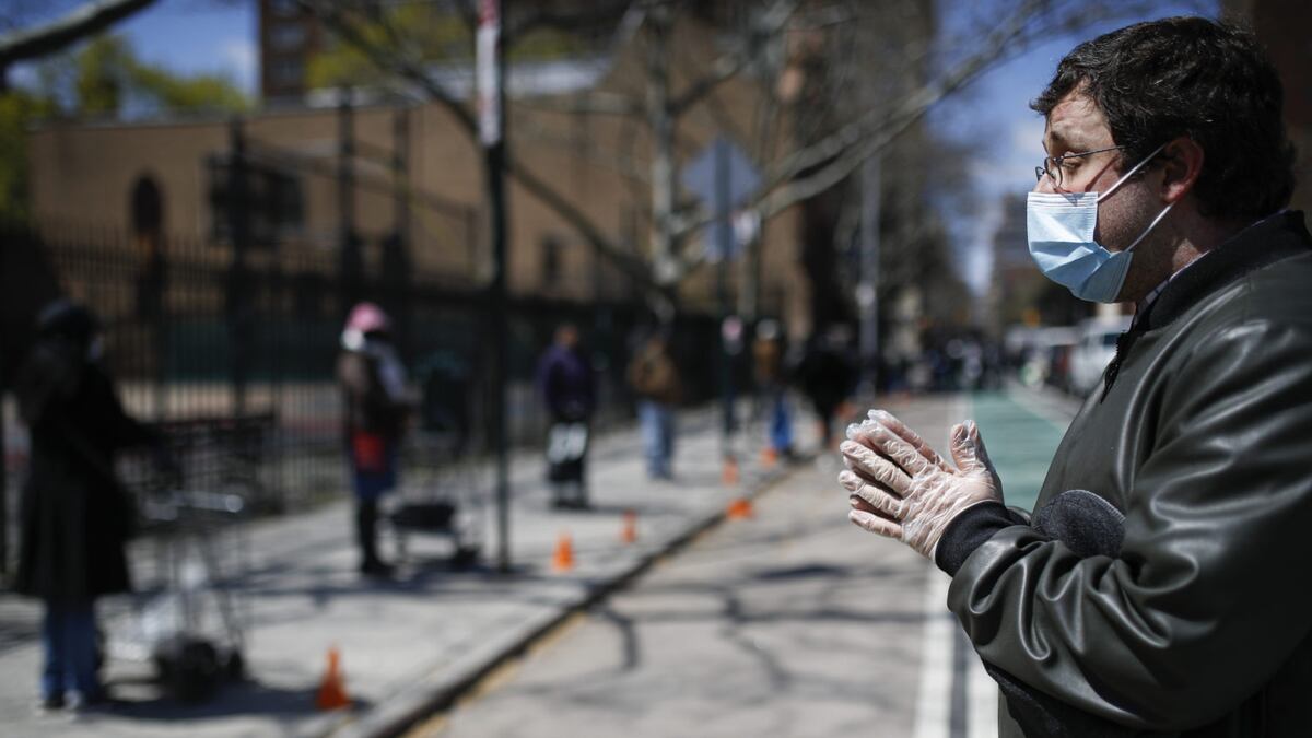 ’No hay más espacio’: Una funeraria de Nueva York apila cuerpos en la calle a la vista de todos