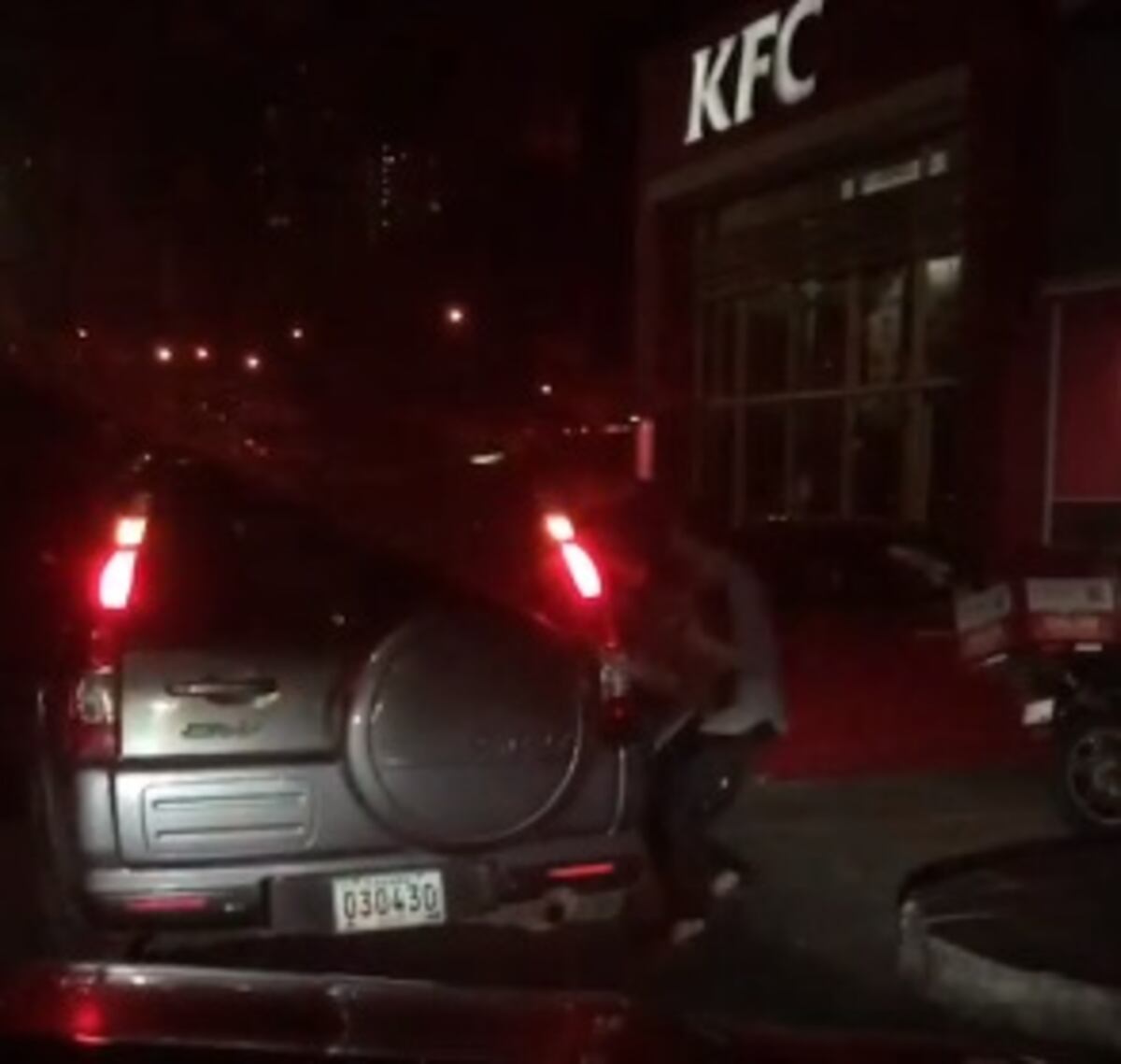 Robo a mano armada en el KFC, de la Tumba Muerto. Los captan en video