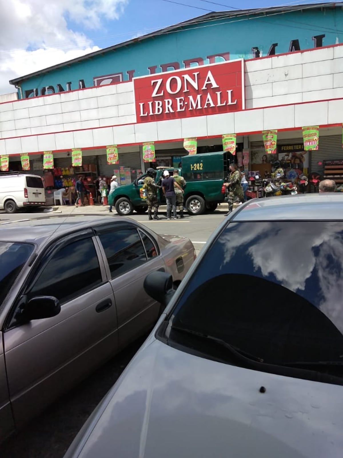 Tres sujetos se meten a robar y se formó la balacera en pleno almacén. Policía cae herido en la frontera. Video