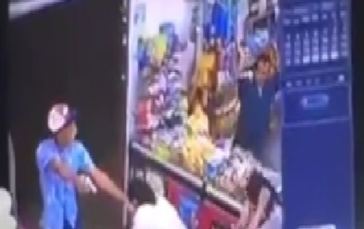 Roban tienda a mano armada en El Romeral | Video