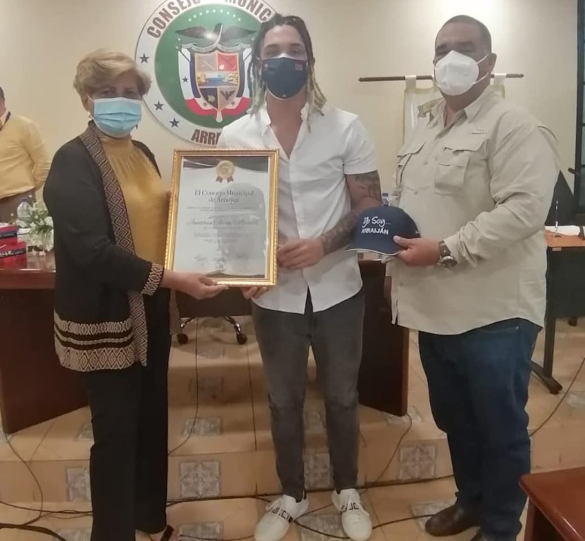 Jonathan Araúz recibe reconocimiento del Municipio de Arraiján