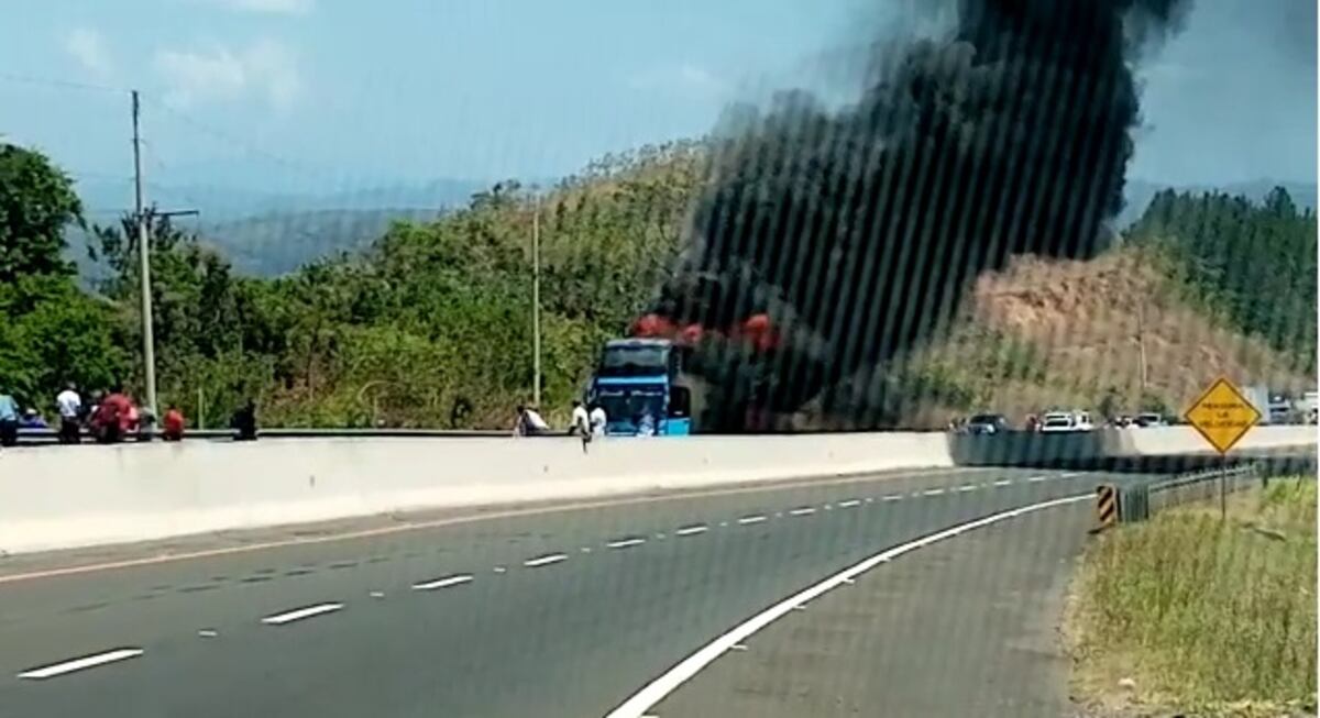 Bus de ruta Panamá David se incendia en plena vía Panamericana. Video