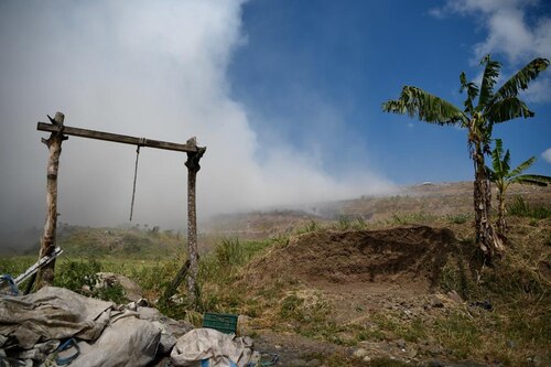 Atienden a personas por inhalación del humo tóxico por incendio en vertedero de Cerro Patacón. Video