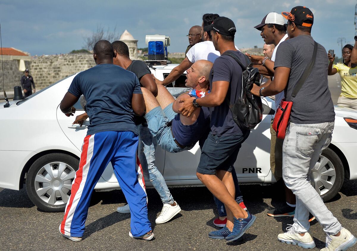 Policía cubana interrumpe marcha independiente por derechos LGBT