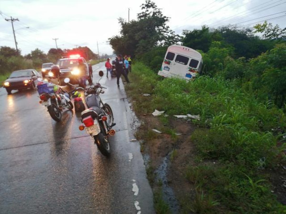 Un motorizado se accidentó, una señora lo fue a ayudar  y un bus la atropelló y la mató