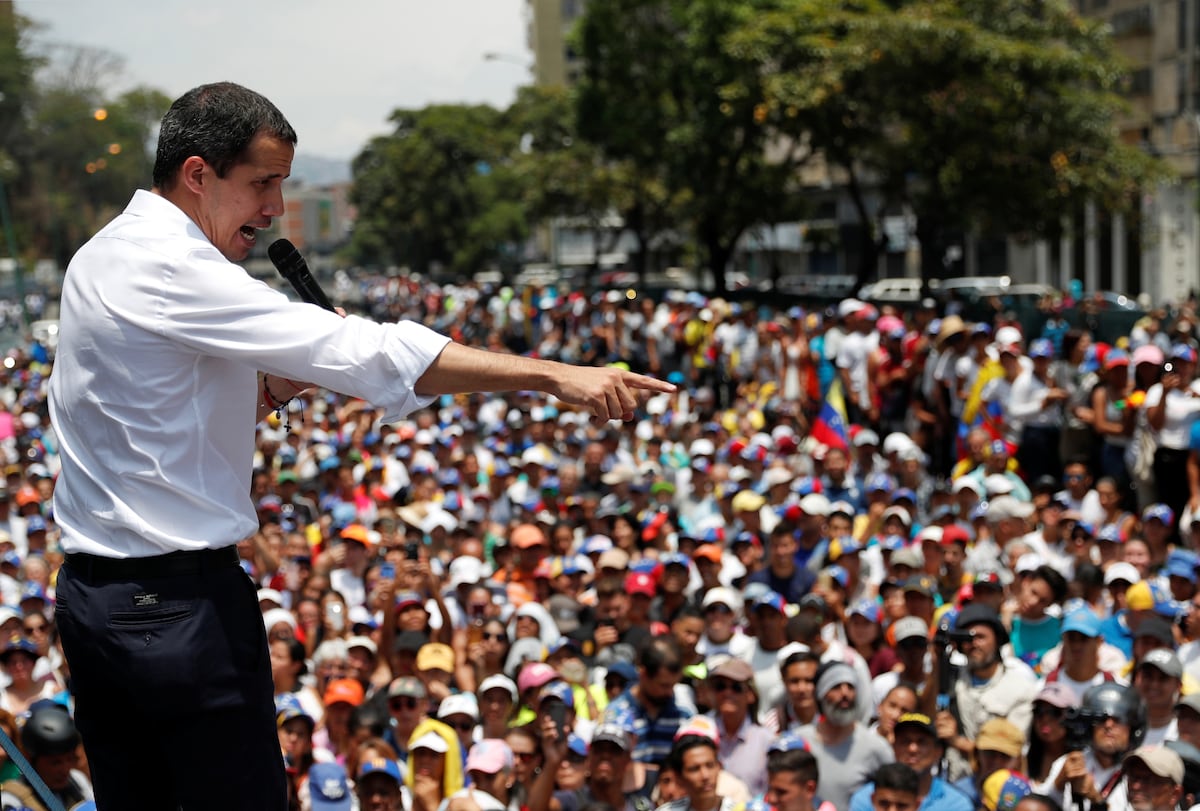 Reprimen a manifestantes de Guaidó con gases lacrimógenos y perdigones