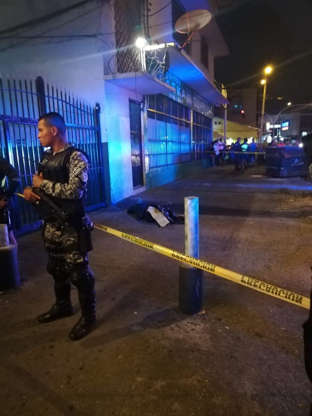 Pánico en Calidonia. Asesinan a un hombre en plena vía concurrida. Video