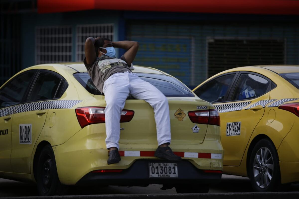 Cierran las calles. Taxistas se oponen a la eliminación de la medida par y non. Video 