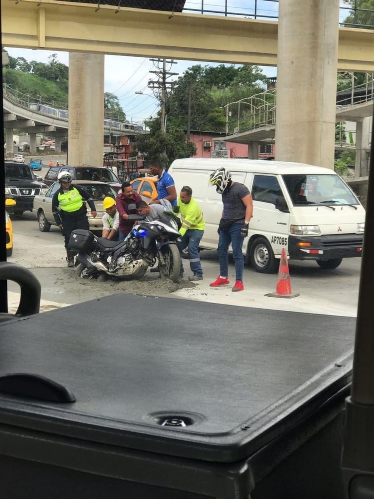 Policía motorizada y taxista quedan atascados en concreto en la Transístmica. Fotos