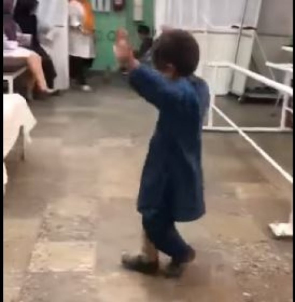 La conmovedora reacción de un niño al recibir una prótesis. Video