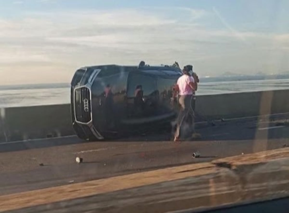 Dos autos volcados: Accidente múltiple provocó tremendo tranque en el Corredor Sur y retrasos en rutas de MiBus