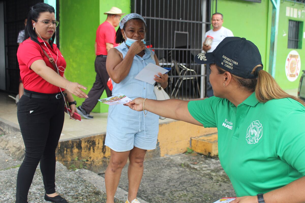 Bomberos salen a las calles para crear concienciación