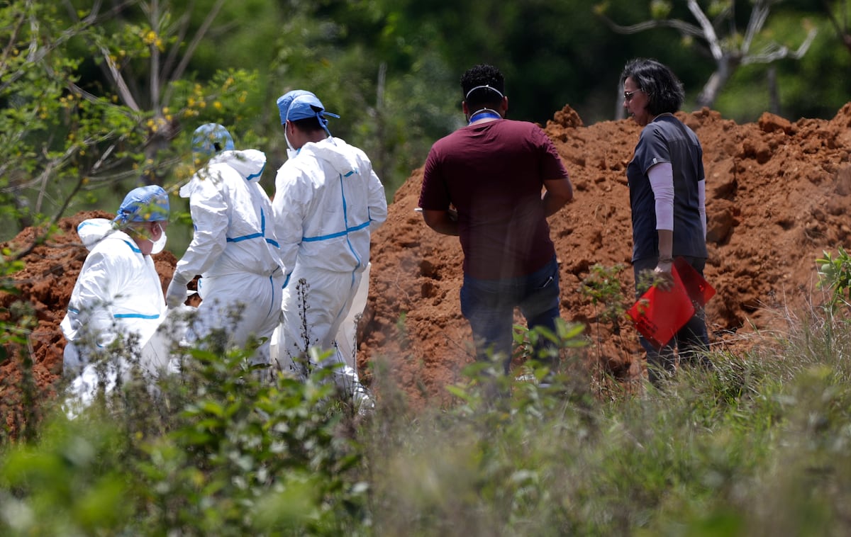 Realizan entierro para las 13 víctimas del accidente del bus en Gualaca