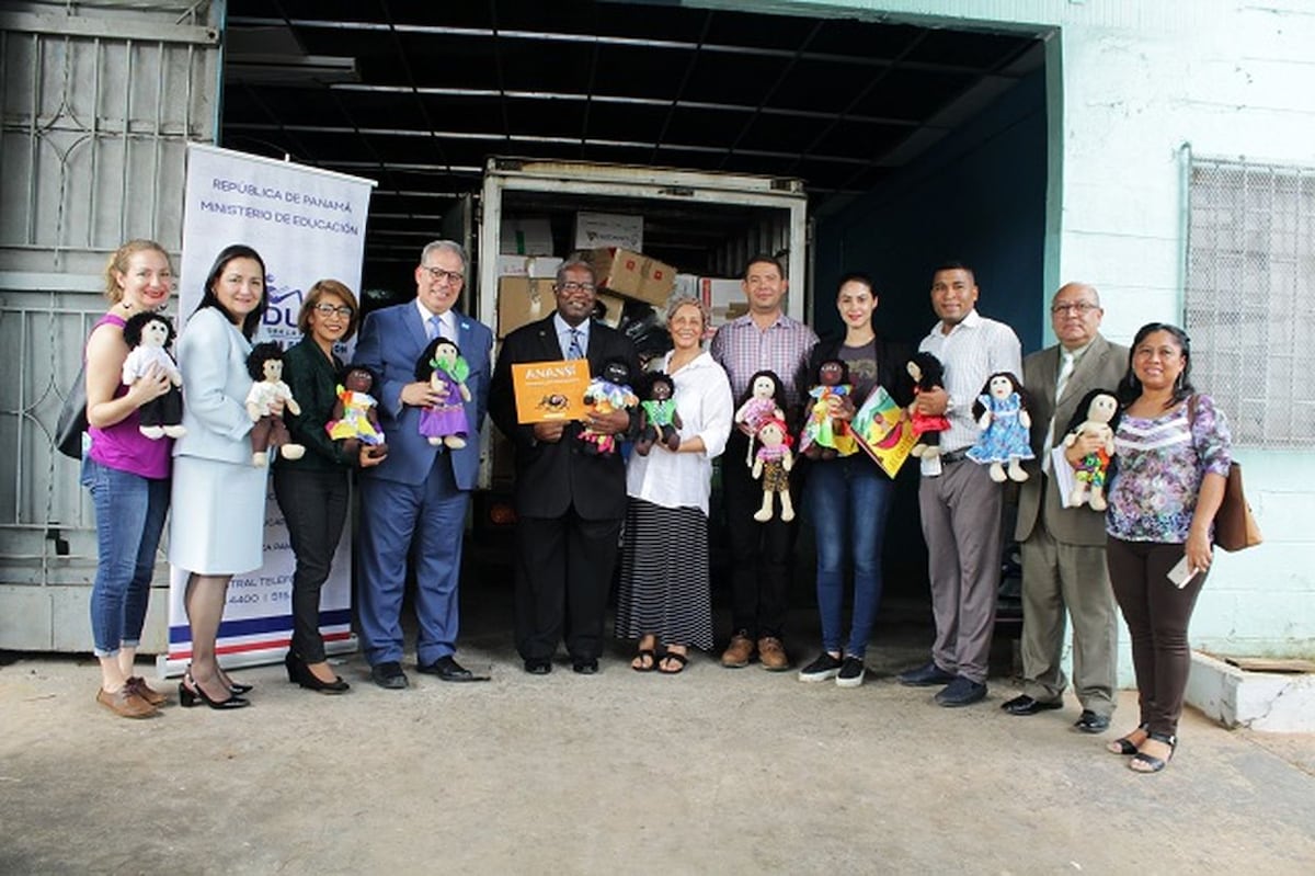 Donan libros de cuentos y muñecos con atuendos de pueblos originarios