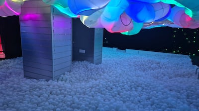 Un viaje dreamcore de luces, bolas gigantes, realidad virtual e inflables llega a Los Andes 