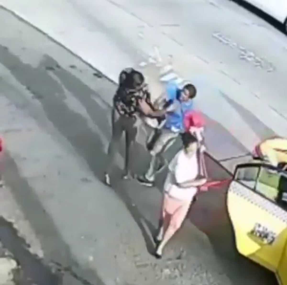 Surge otro video. Ahora sí se ve cómo inició la pelea a puños y patadas entre un taxista y una mujer