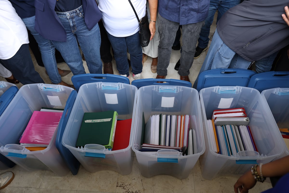 ‘Este país tiene que ser diferente’: Vamos entrega 70 mil firmas al Tribunal Electoral y avanza para convertirse en partido político