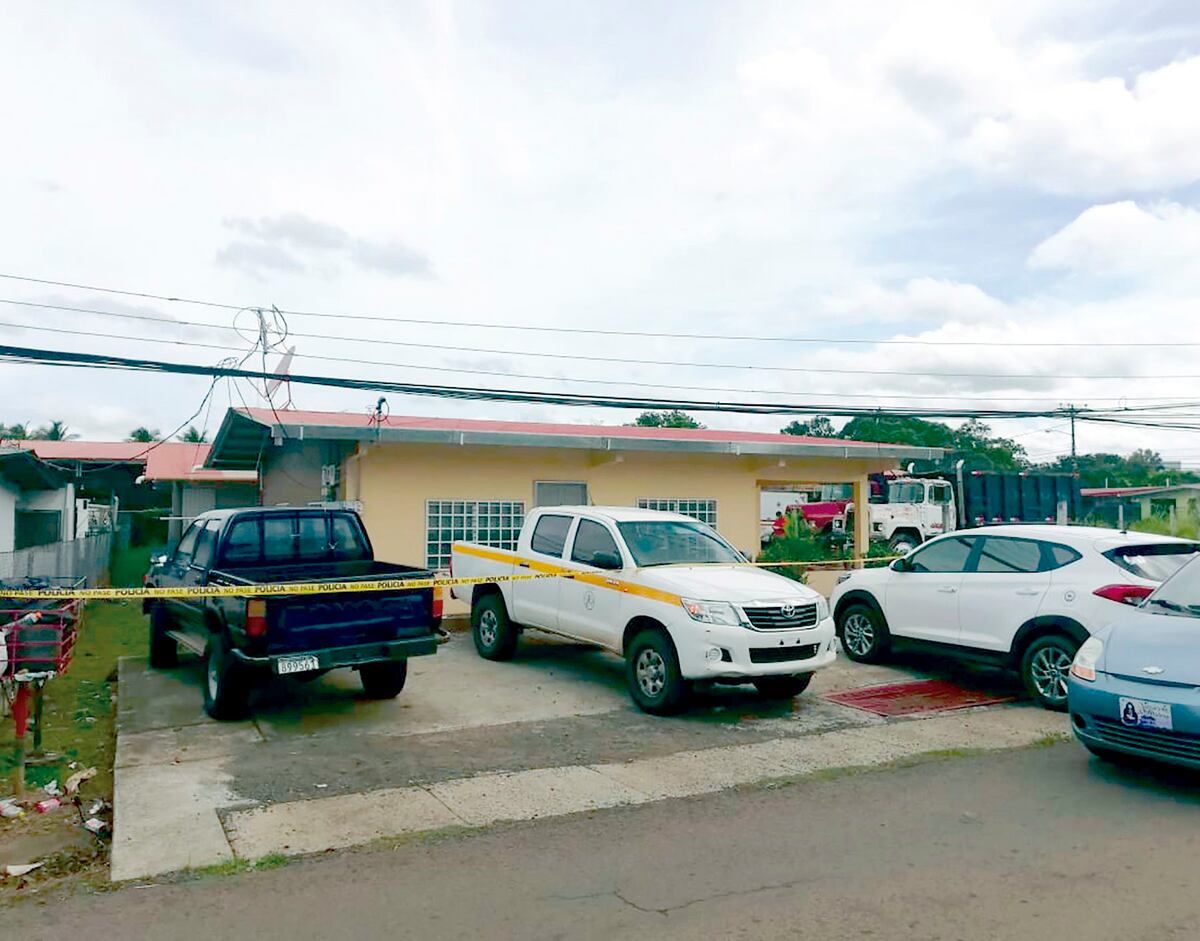 Familiares esperan necropsia de joven encontrado sobre un charco de sangre y cubierto con una sábana