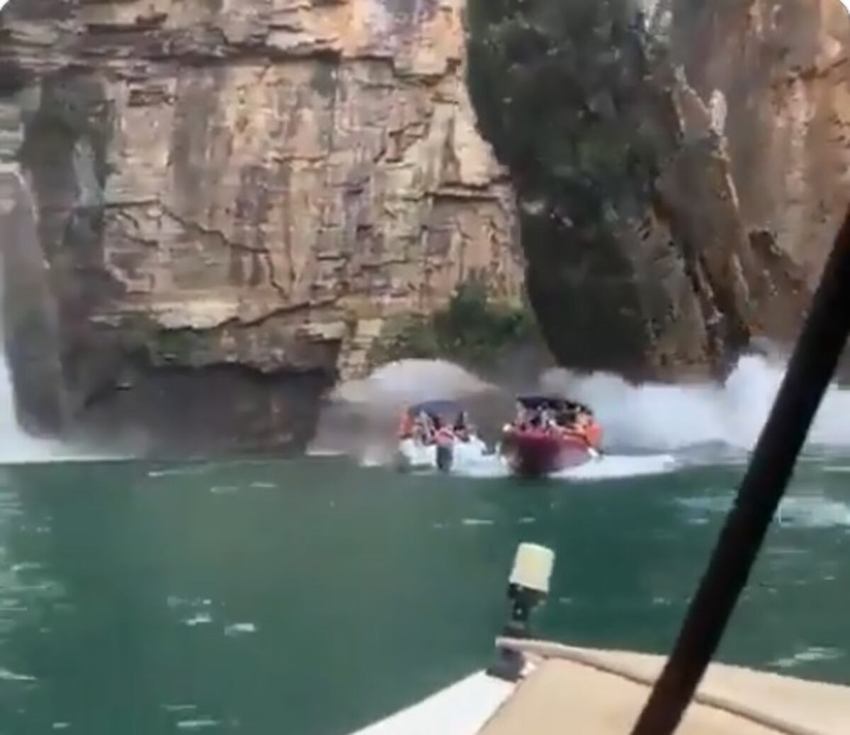 Impresionante. Roca cae sobre lanchas de turistas en Brasil. Video capta justo el momento