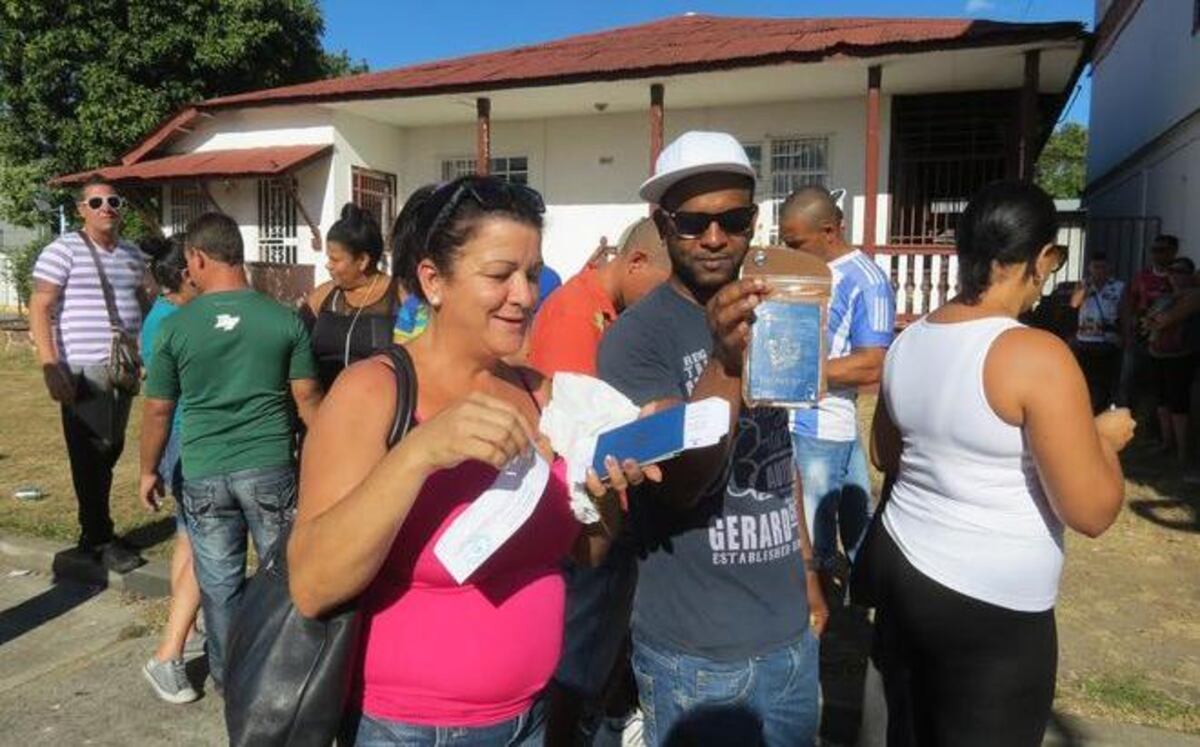 Cubanos varados en Panamá reciben permisos para viajar