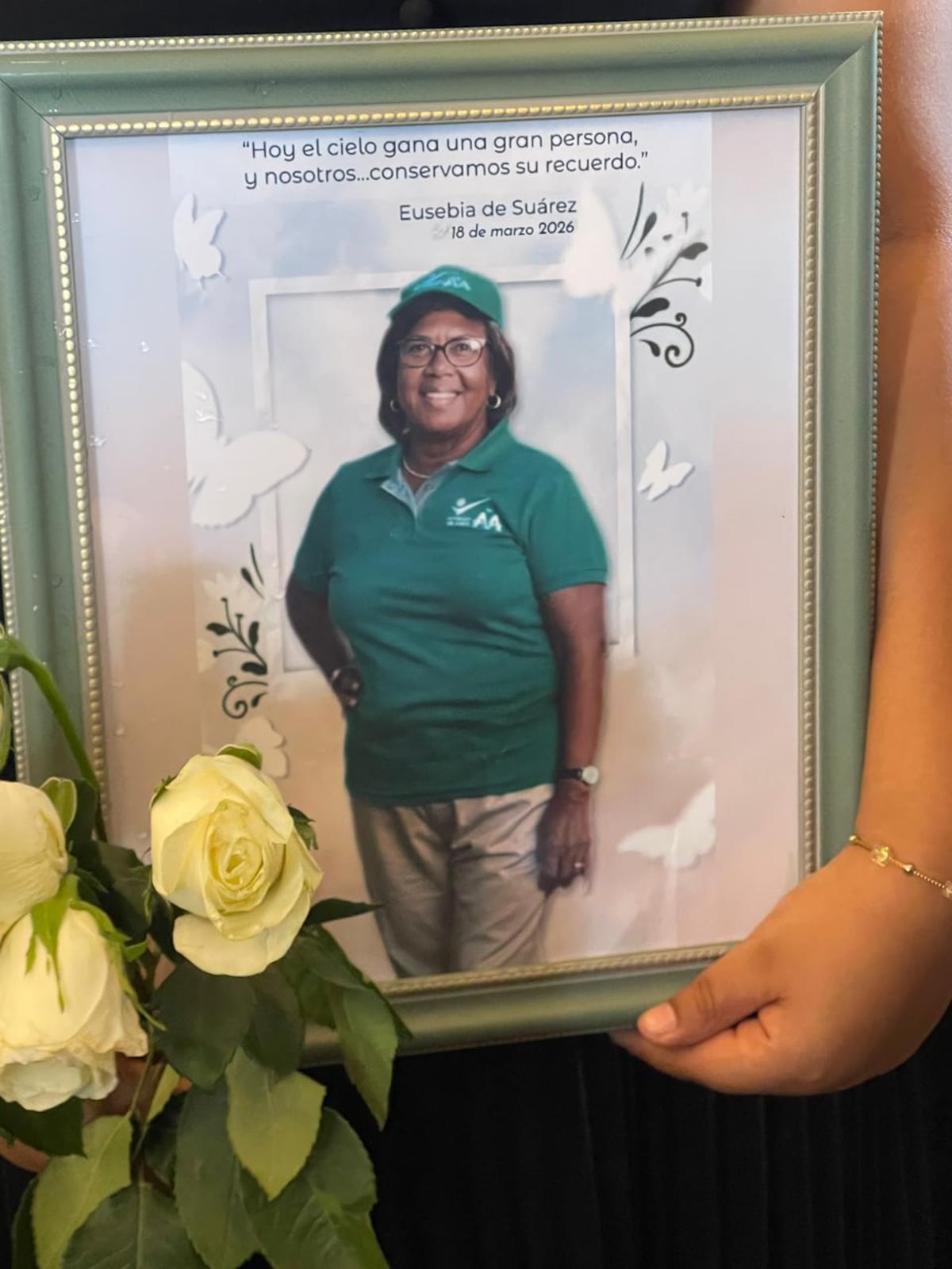 ‘No podrá estar en mi graduación, pero me cuida desde el cielo’: el último adiós de un nieto a Eusebia, la dama de aseo que murió en su deber