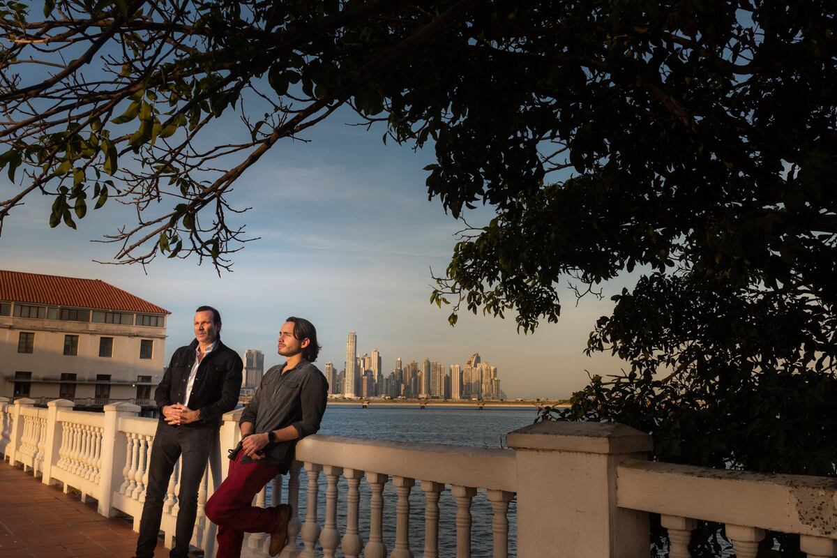 En varios lugares de Panamá se escuchaba el éxito de Horacio Valdés: ' A veces pienso haber oído tu llamar , como el rugido de las olas en el mar’