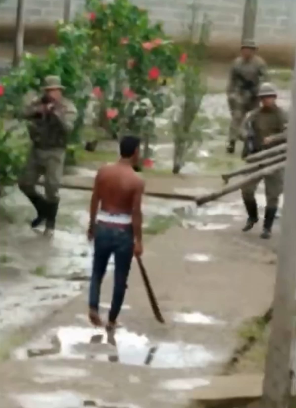 Senafront detiene a hombre armado con machetes