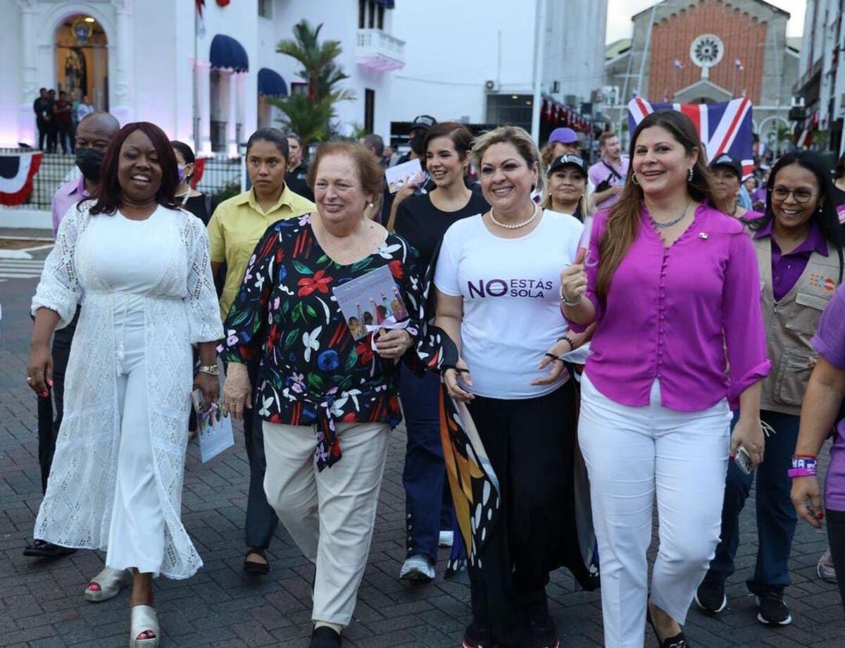 ‘Me decías te amo mientras me matabas’. Mujeres marcharon por un alto a la violencia y por las que han asesinado. Video