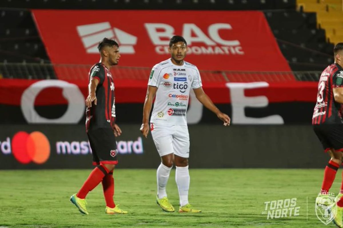 Jorman Aguilar está ‘hediendo’ a gol en Costa Rica. Vídeo 