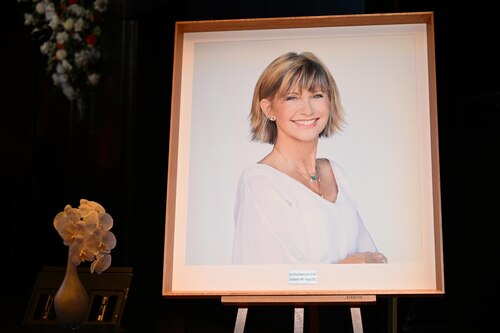 Miles de personas rinden tributo a memoria de Olivia Newton-John en Australia