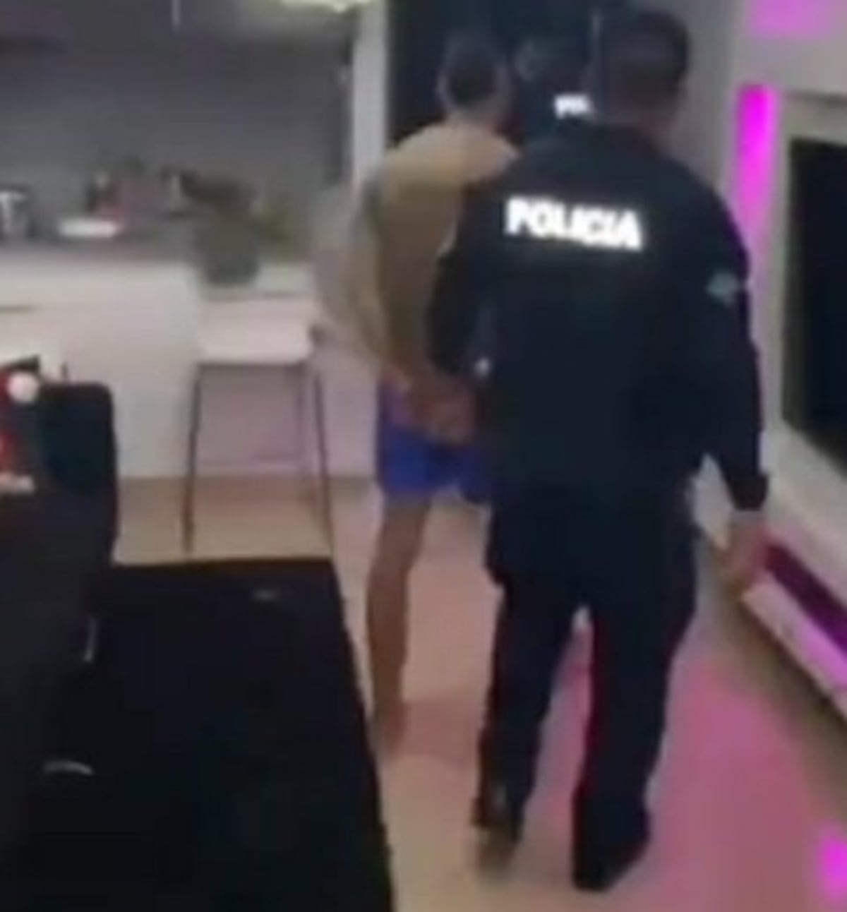 Amaneció como loco. Un hombre le entró a golpes a una bebé y a su mujer. Video lo captó todo. Lo atrapan