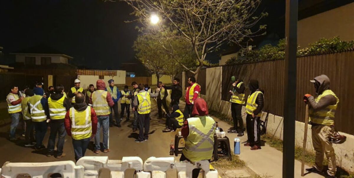 Vecinos chilenos se vistieron con chalecos amarillos para protegerse de los saqueos