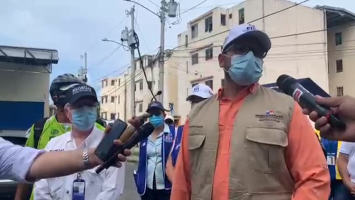 Tiran botellas y balas a personal de salud en El Chorrillo, por llamar la atención de distanciamiento social. Video