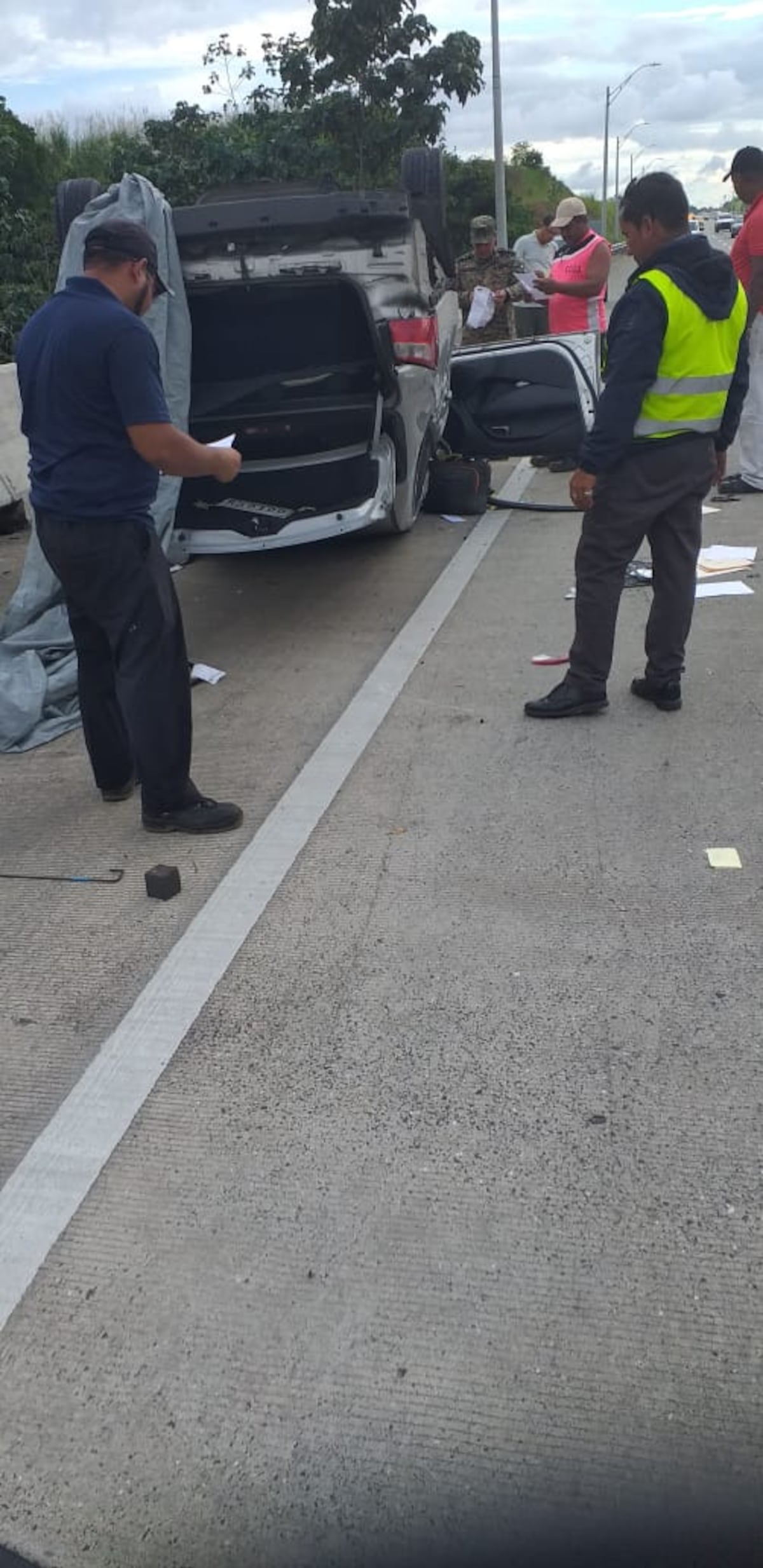 Manejaba en zigzag y quedó volcado en el Corredor Norte. Se le bajó el azúcar. Video lo captó