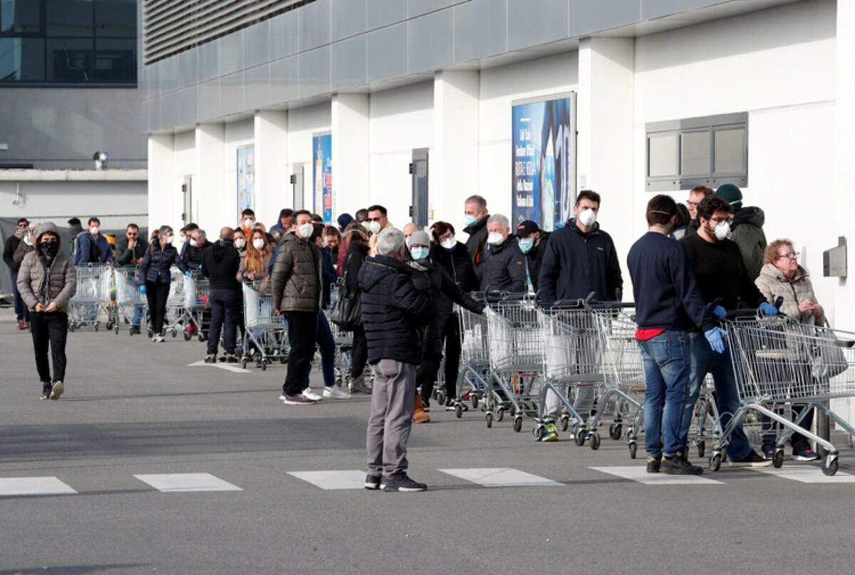 Supermercados no dan abasto mientras se agotan mascarillas y gel desinfectante en Italia 