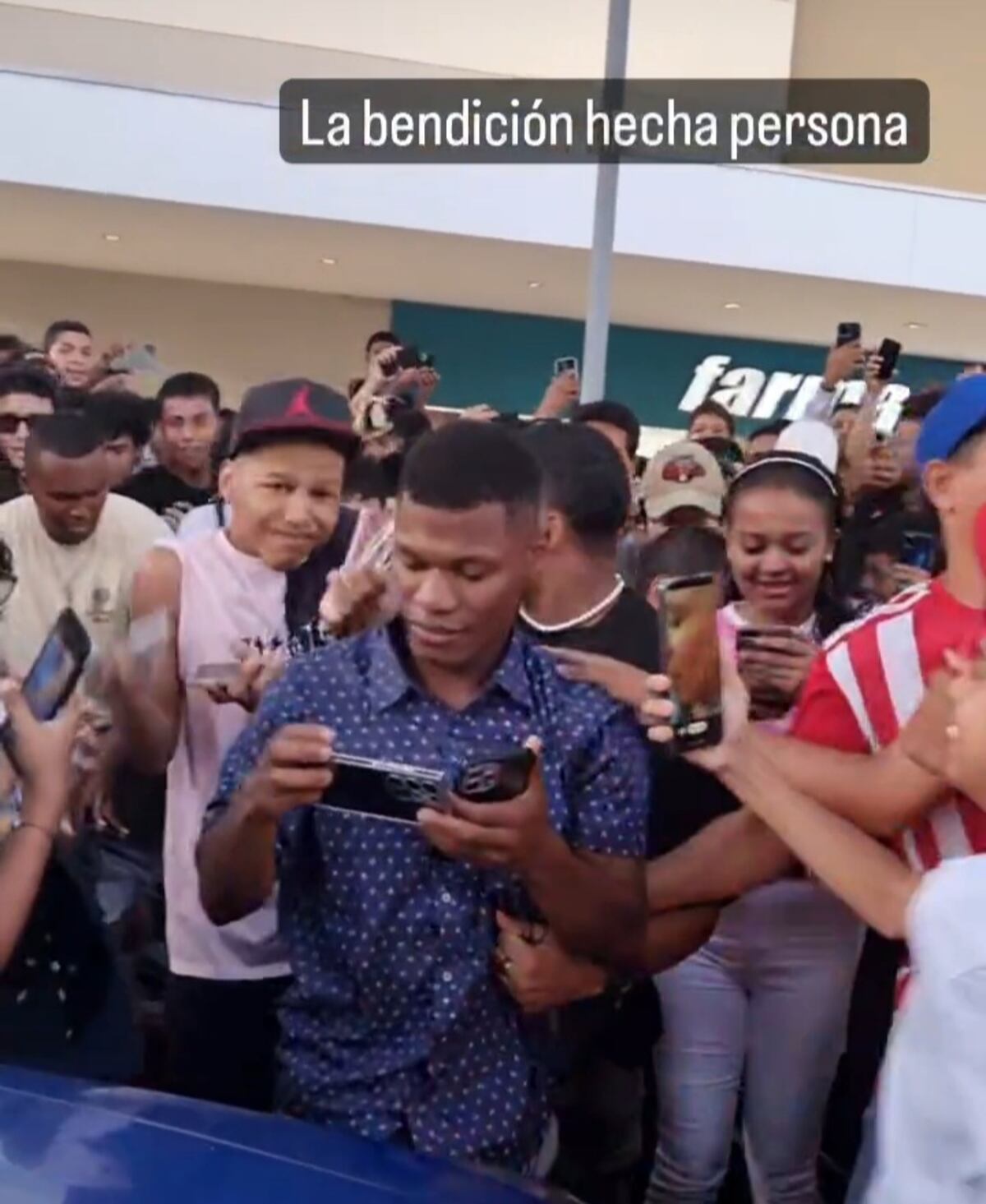 Fans enloquecen. Tiktoker ‘Qué bendición’ causa despelote en Panamá