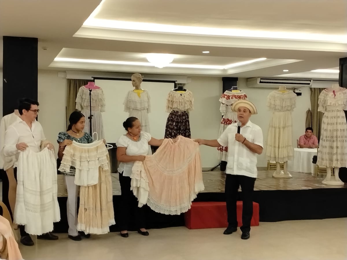 Exhiben polleras centenarias para resaltar la identidad cultural de Veraguas