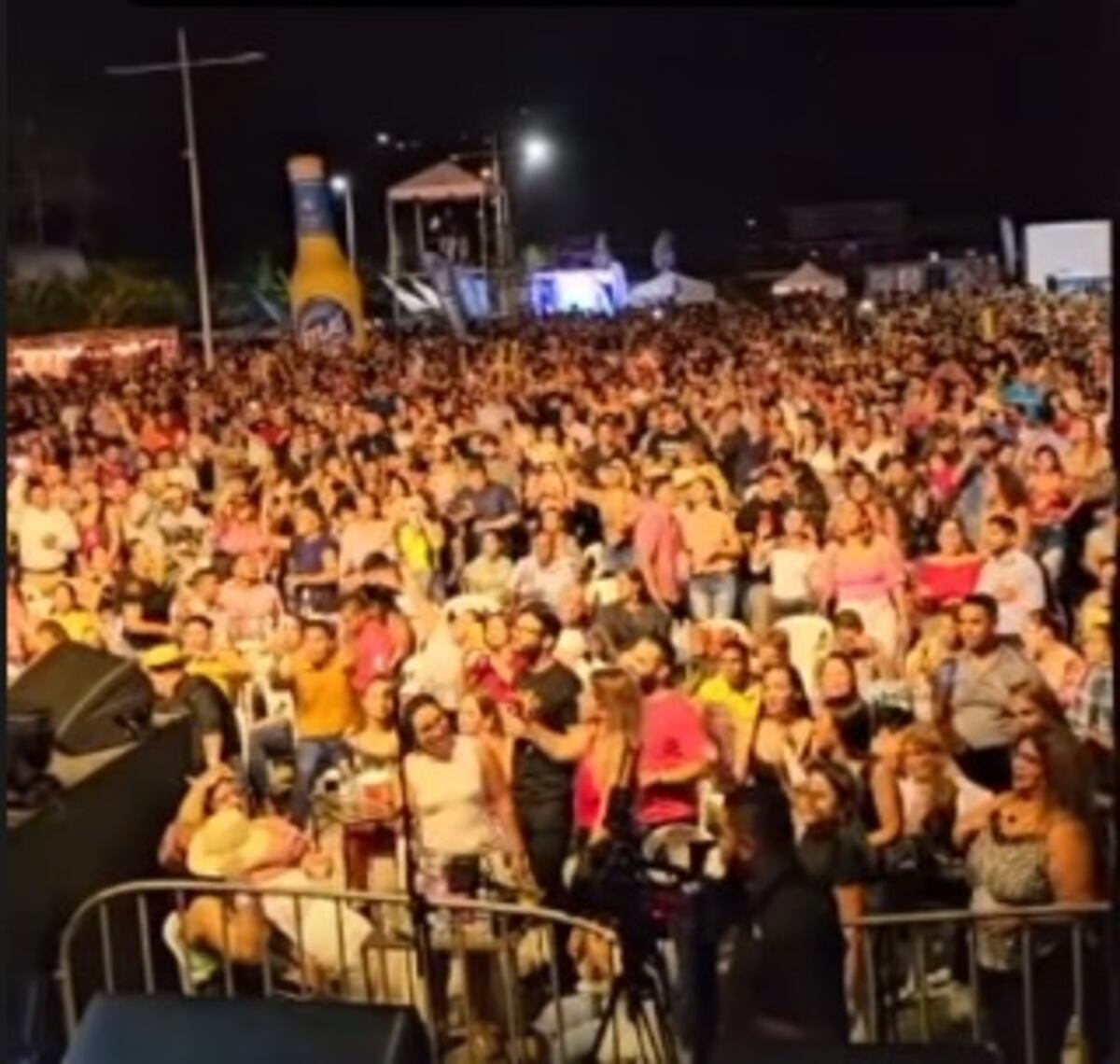 Lleno total. Le regalan una singular ‘bacinilla’ en medio del Sandra Fest y la estrena. Video