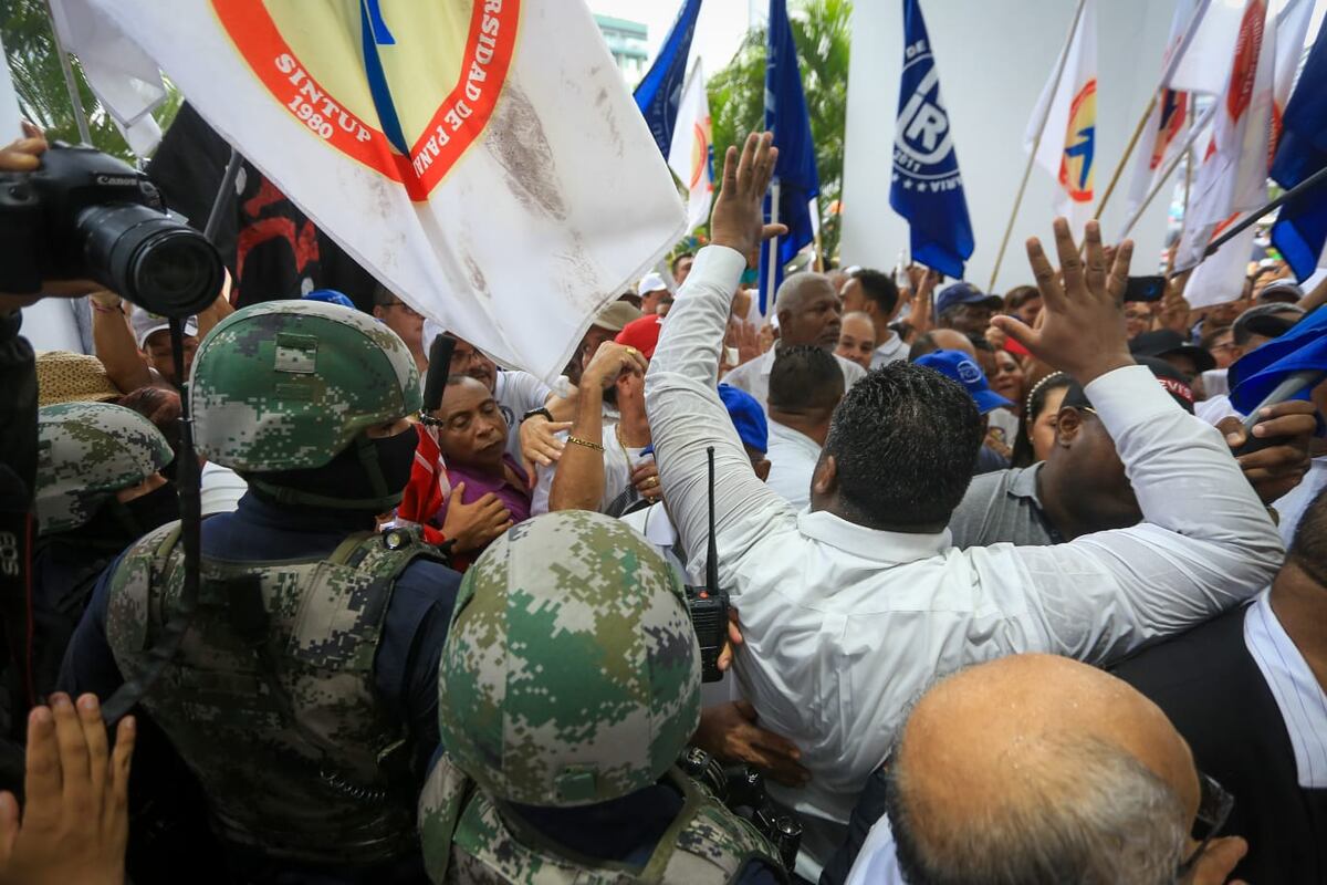 Video. ‘No queremos gas pimienta’. Multitudinaria marcha de universitarios terminó en revuelo. Piden $35 mil adicional para presupuesto