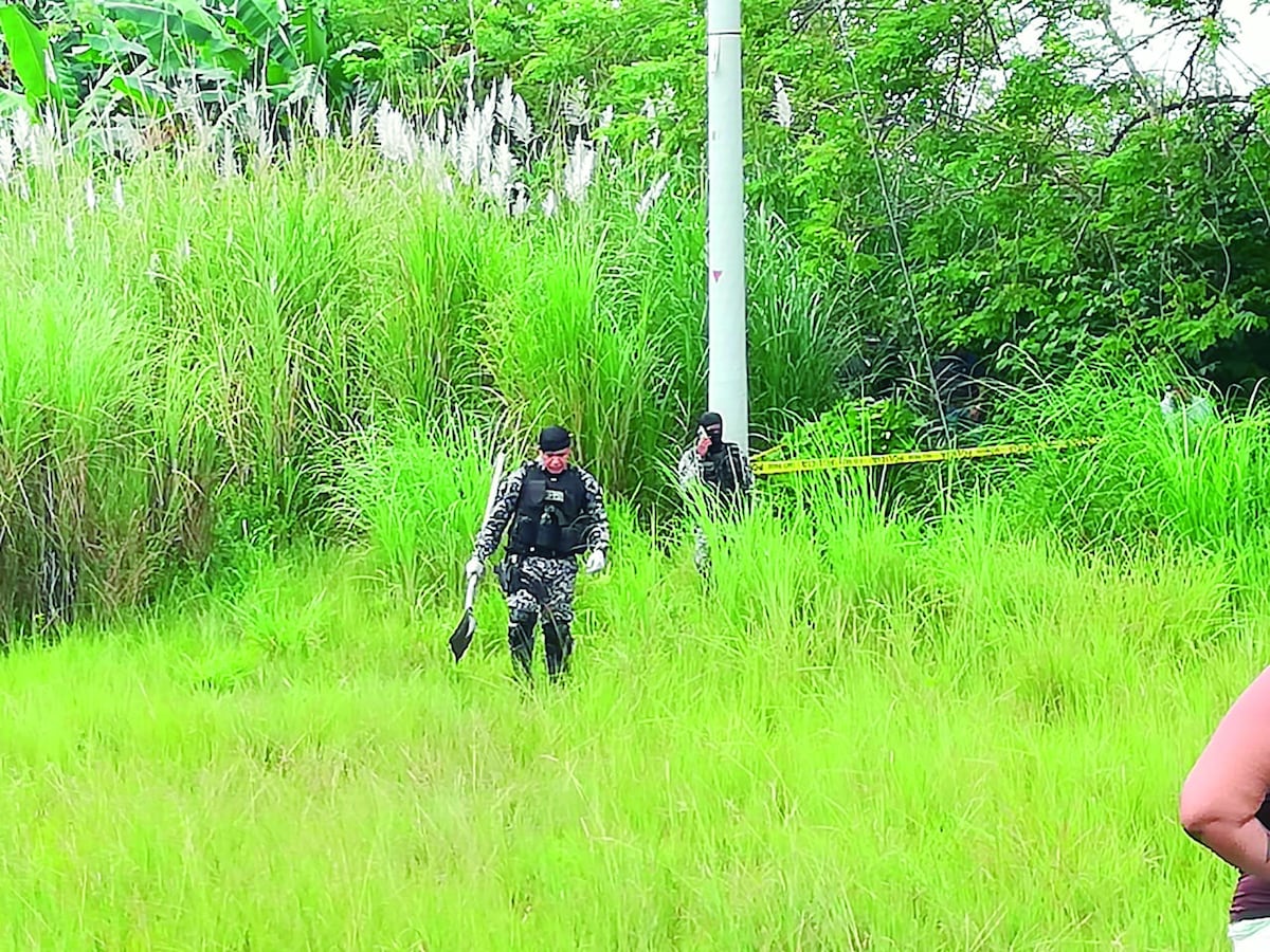 Sorprendió a los supuestos homicidas de su hermano cuando lo estaban enterrando