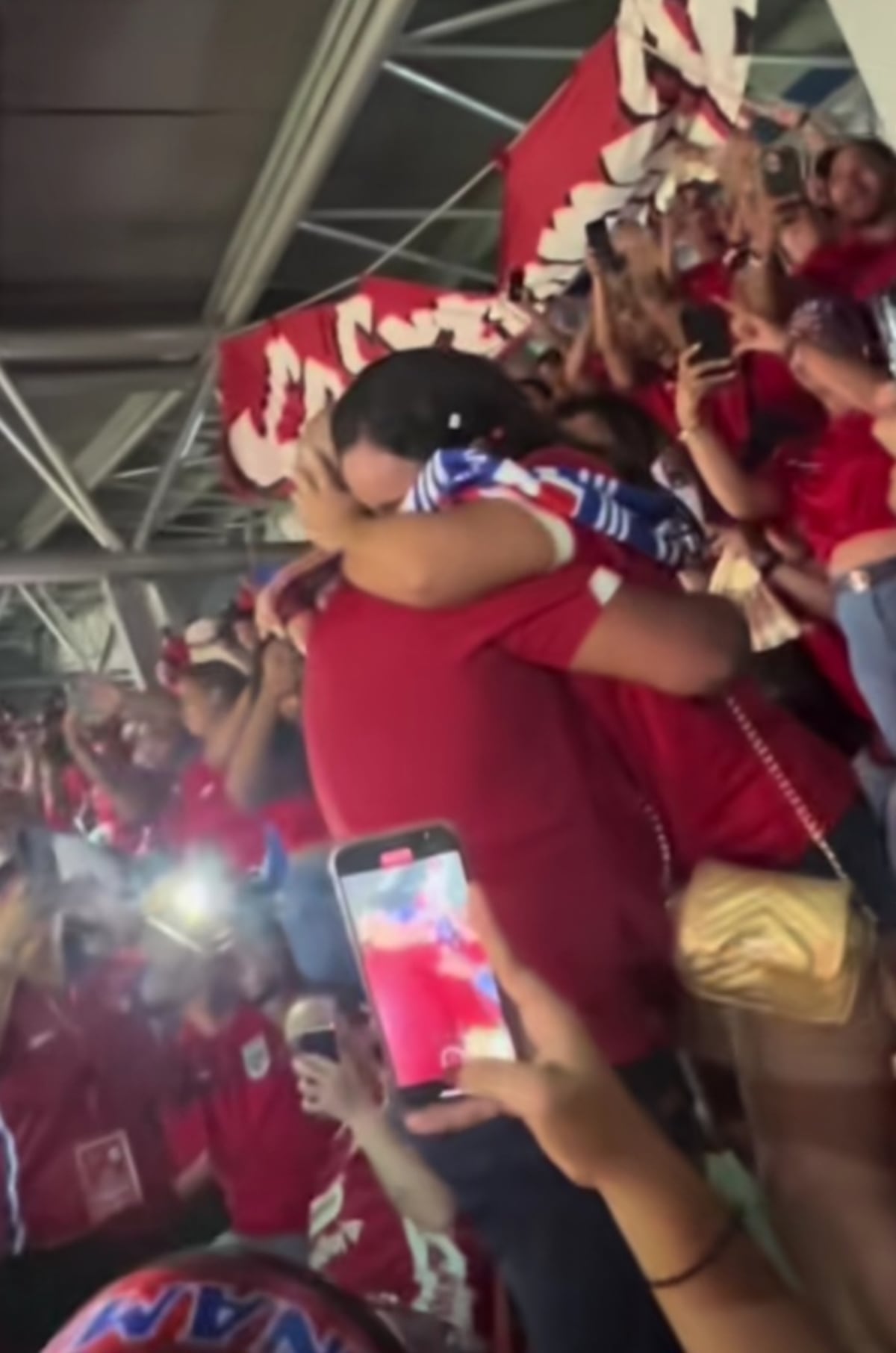 El gol del amor: Le pidió matrimonio frente a miles en el partido Panamá vs. Costa Rica