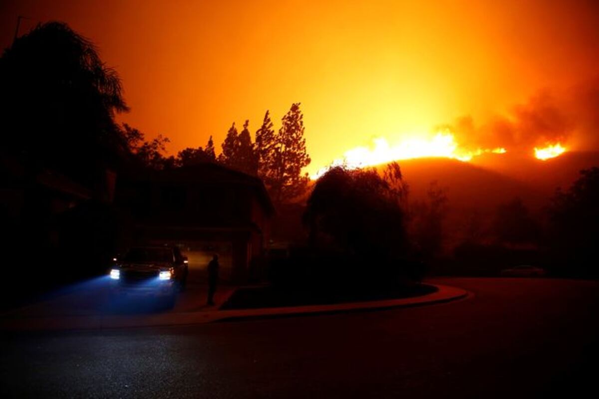 Impresionantes imágenes de tornado de fuego que devastó condado en California