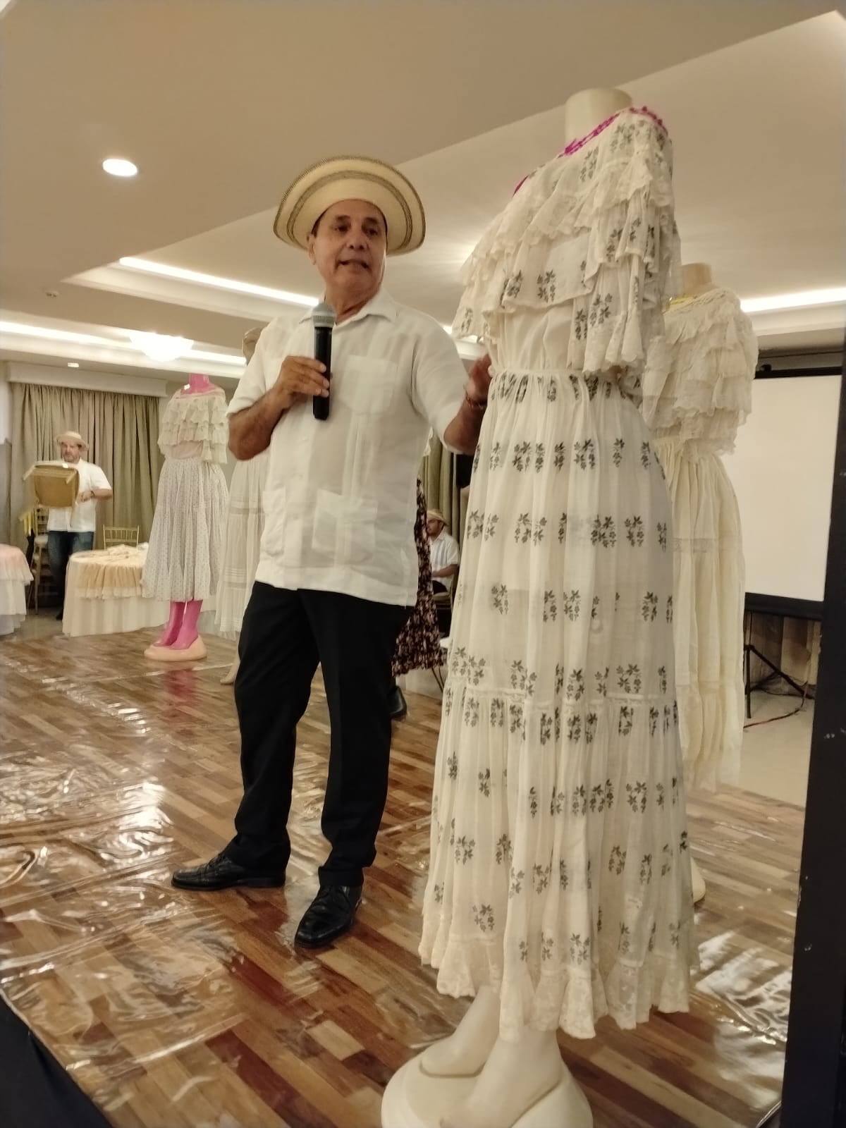 Exhiben polleras centenarias para resaltar la identidad cultural de Veraguas