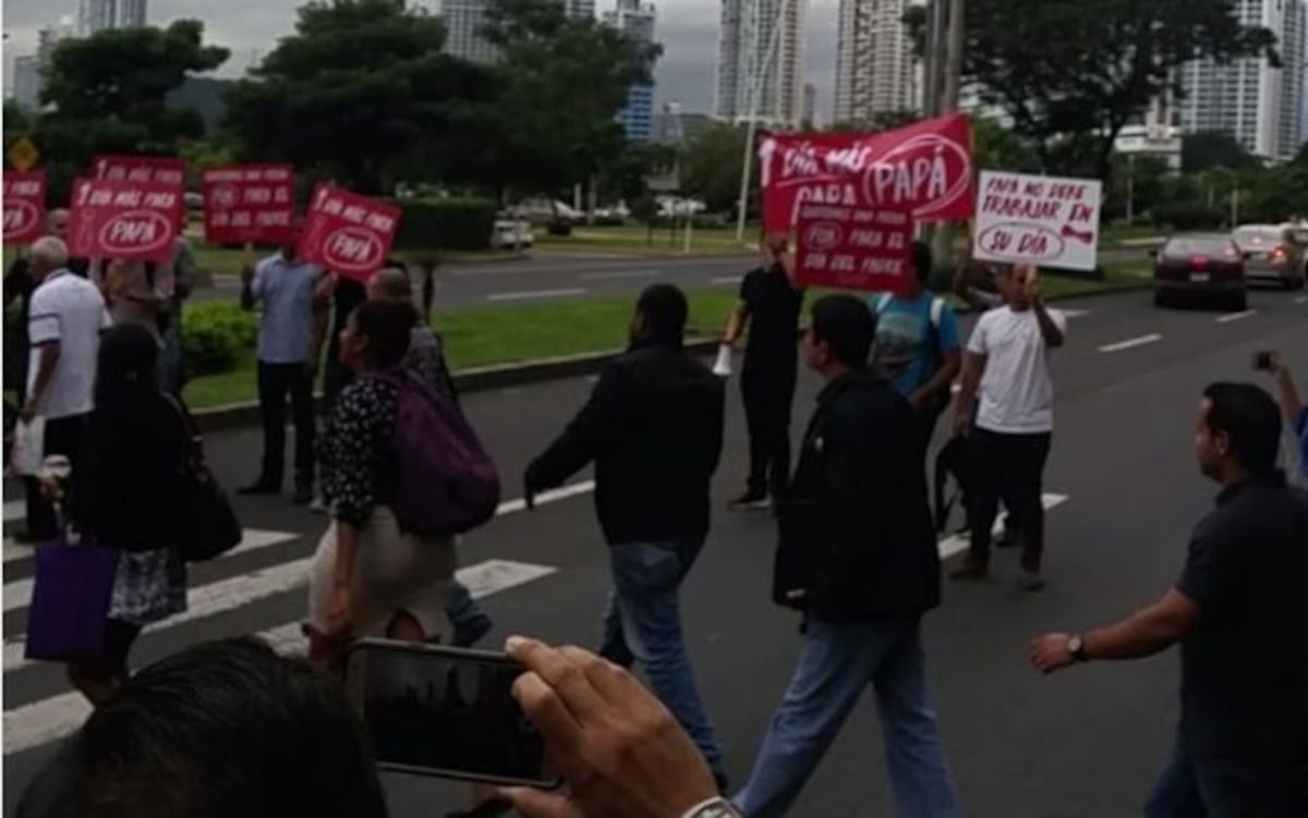 PROTESTAN EN CINTA COSTERA. (VIDEO)Quieren un día del padre fijo y que sea libre