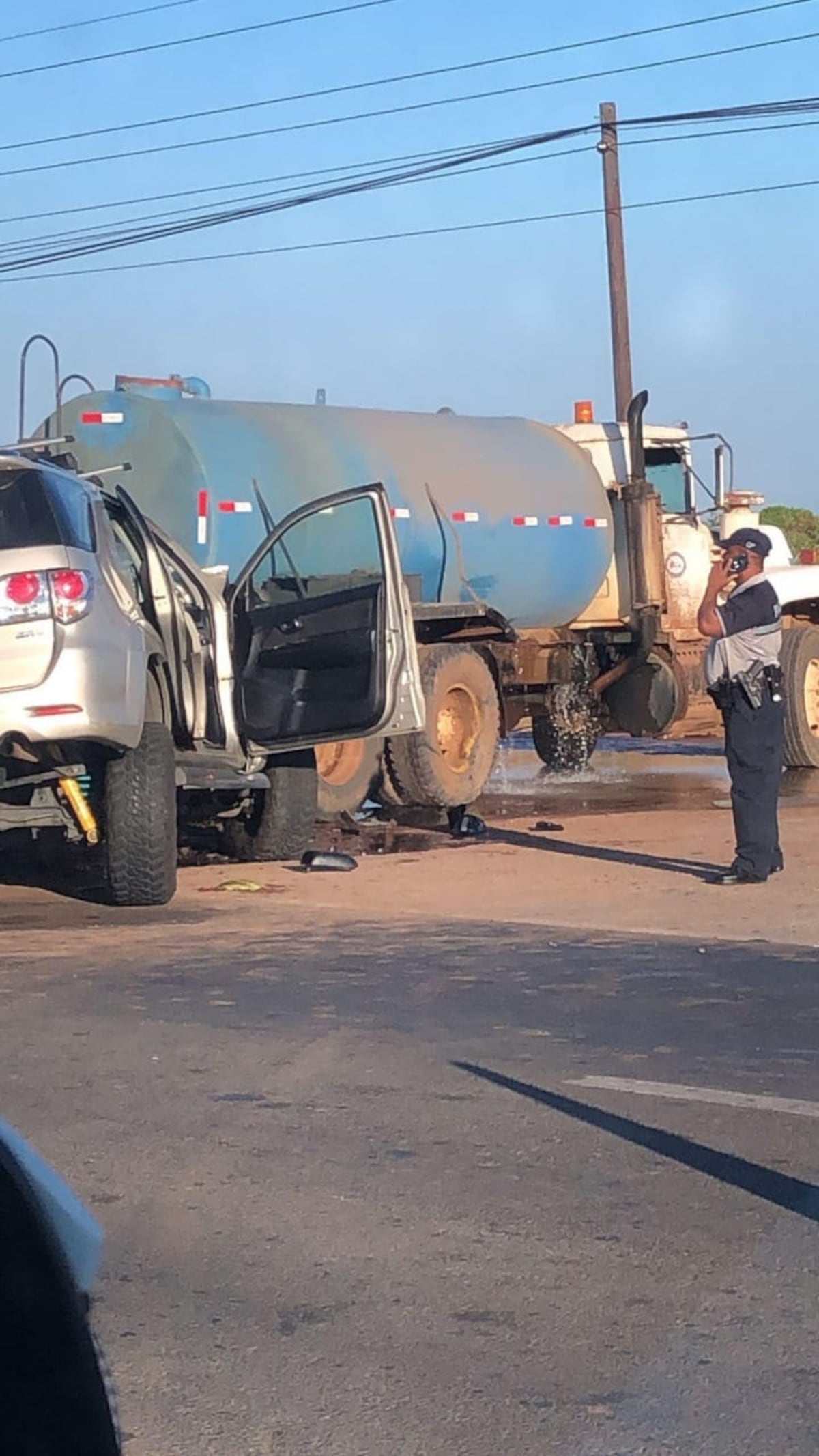 Camioneta se estrella contra un camión cisterna en la Interamericana